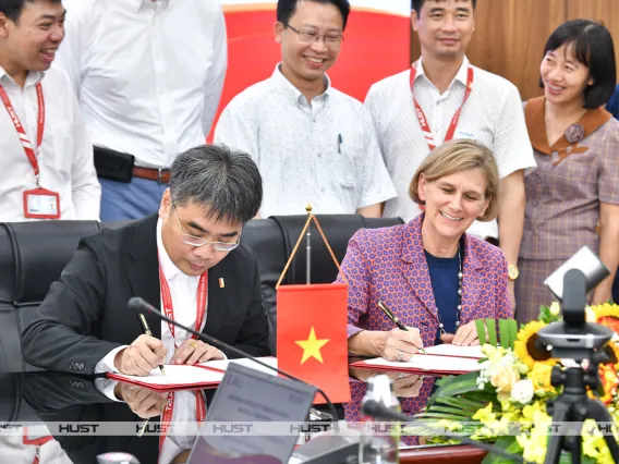 HUST MOU signing in Vietnam, close up