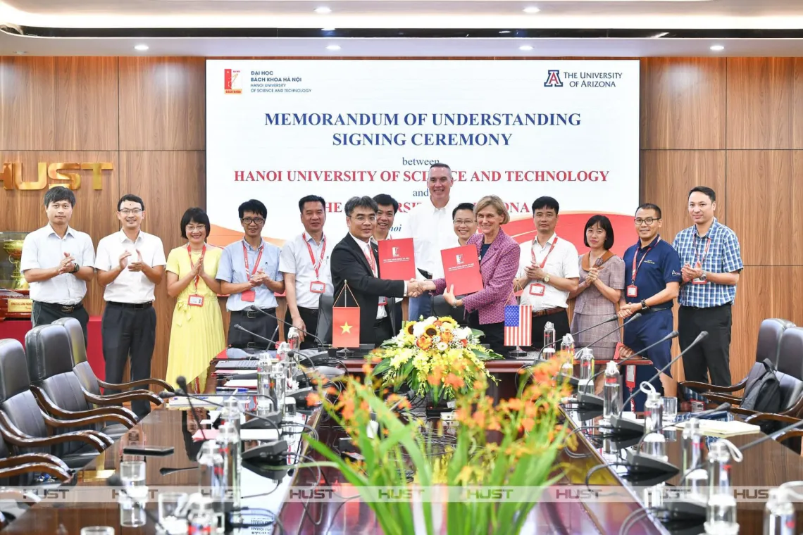 HUST MOU signing in Vietnam, group photo