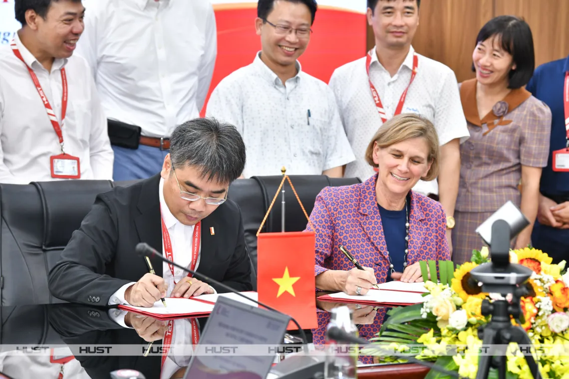 HUST MOU signing in Vietnam, close up